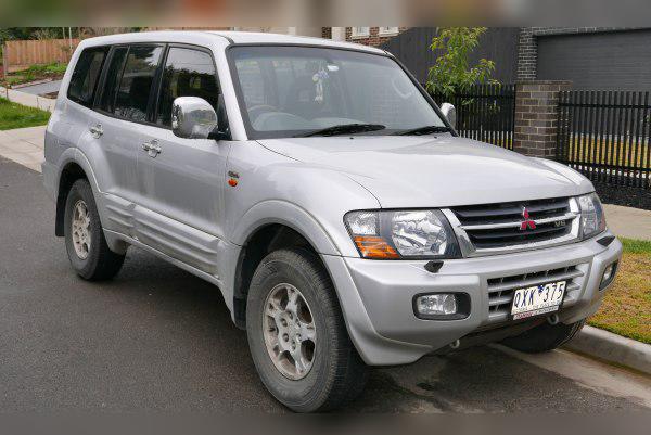 2000 Mitsubishi Pajero III cover