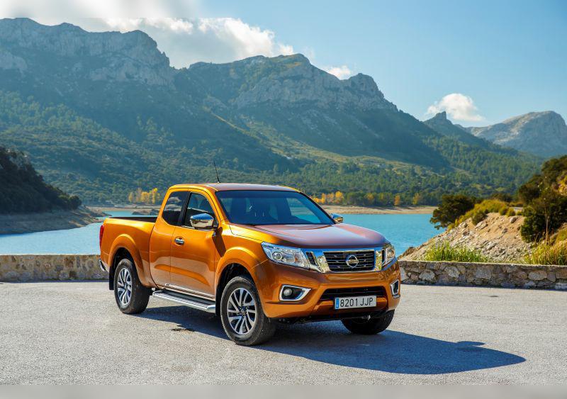 2015 Nissan Navara IV King Cab cover