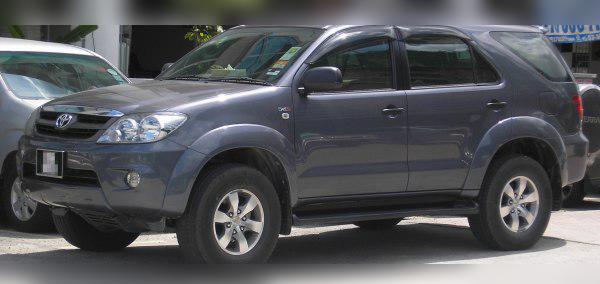 2004 Toyota Fortuner I cover