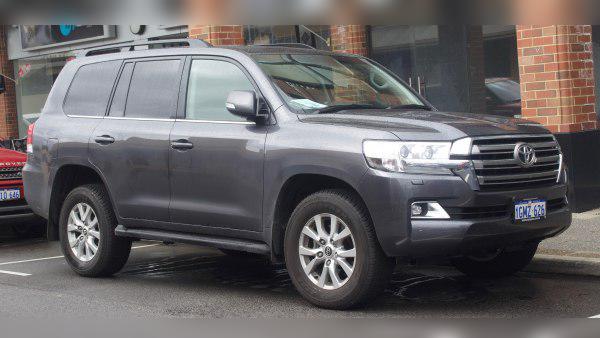 2015 Toyota Land Cruiser (J200, facelift 2015) cover