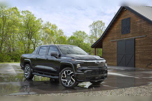Chevrolet Silverado EV Crew Cab cover