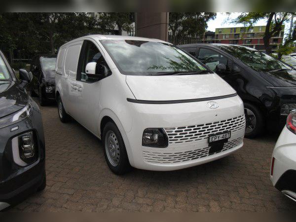 Hyundai Staria-Load cover