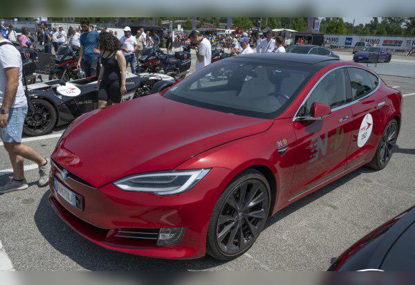 Tesla Model S (facelift 2016) cover