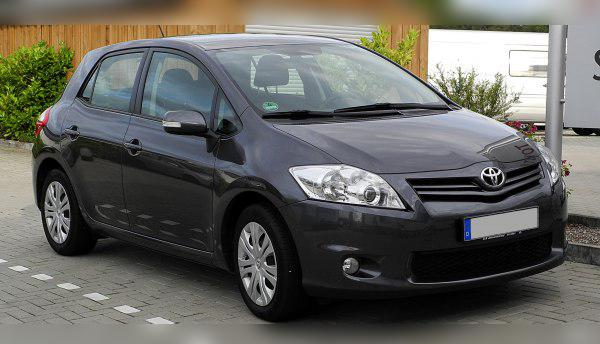 Toyota Auris (facelift 2010) cover